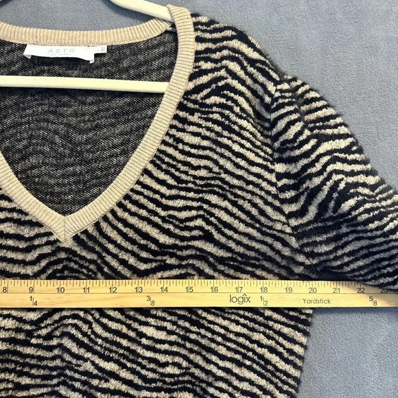 ASTR The Label Tiger Striped Fuzzy V-Neck Sweater Size Large Black Beige Animal - Picture 8 of 9